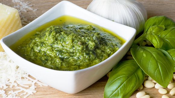 Вредные вкусности: 10 заменителей майонеза для новогоднего стола